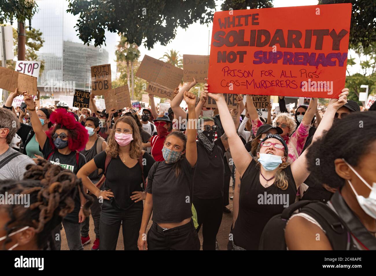 LOS ANGELES - 2 JUIN 2020 : les vies noires comptent George Floyd proteste sur 2 juin 2020 à l'hôtel de ville de Los Angeles et au Grand parc de DTLA. Jeunes manifestants. Banque D'Images