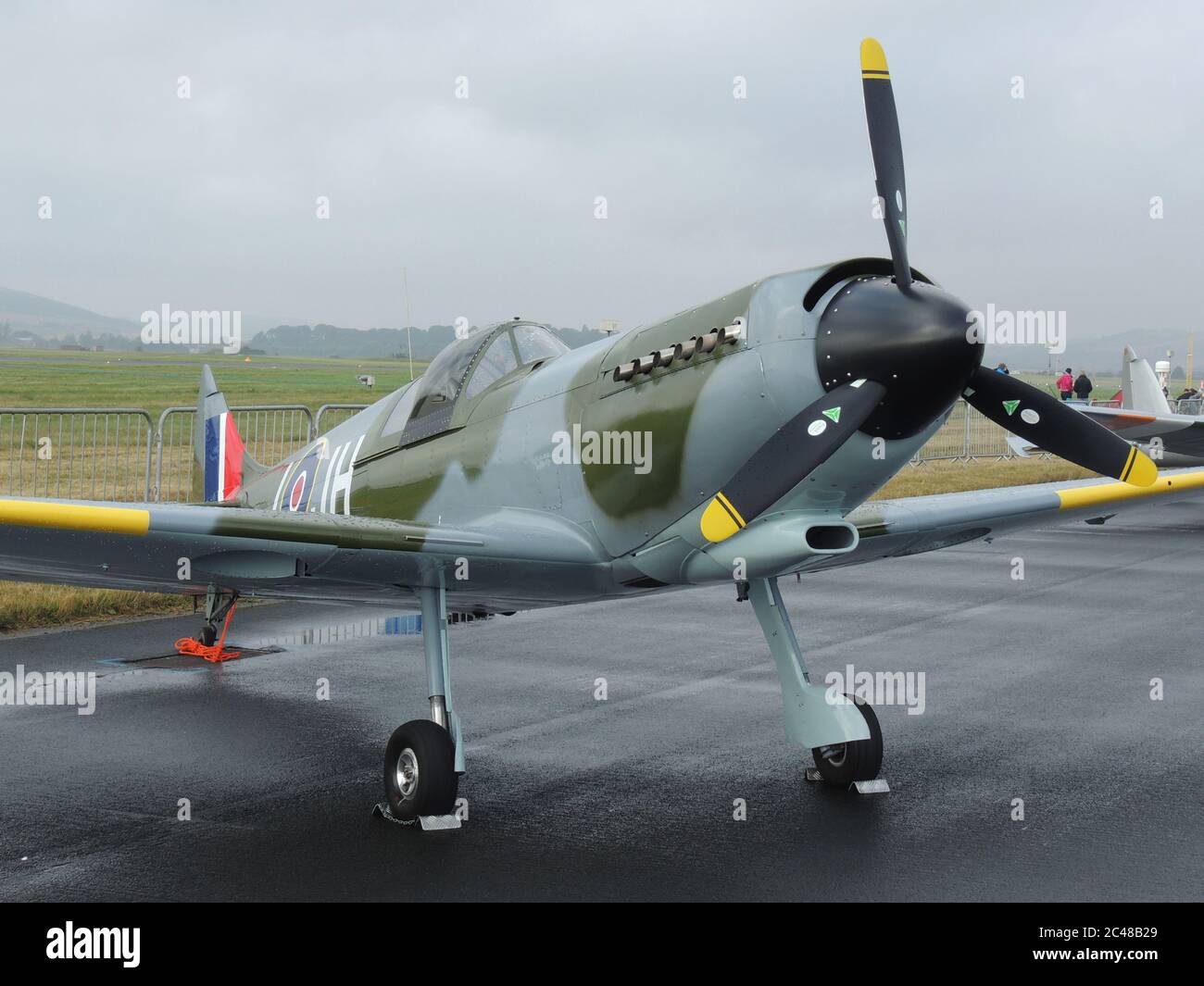 G-CGWI (VH-IJH), un avion Supermarine privé Spitfire Mk26 (réplique à 80 %), exposé statique au salon de l'air de la RAF Leuchars en 2013. Banque D'Images