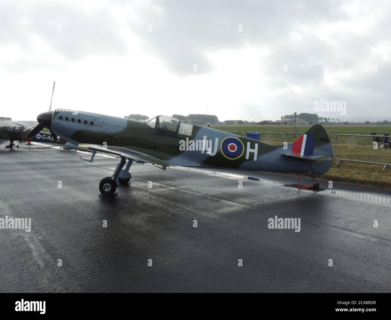 G-CGWI (VH-IJH), un avion Supermarine privé Spitfire Mk26 (réplique à 80 %), exposé statique au salon de l'air de la RAF Leuchars en 2013. Banque D'Images