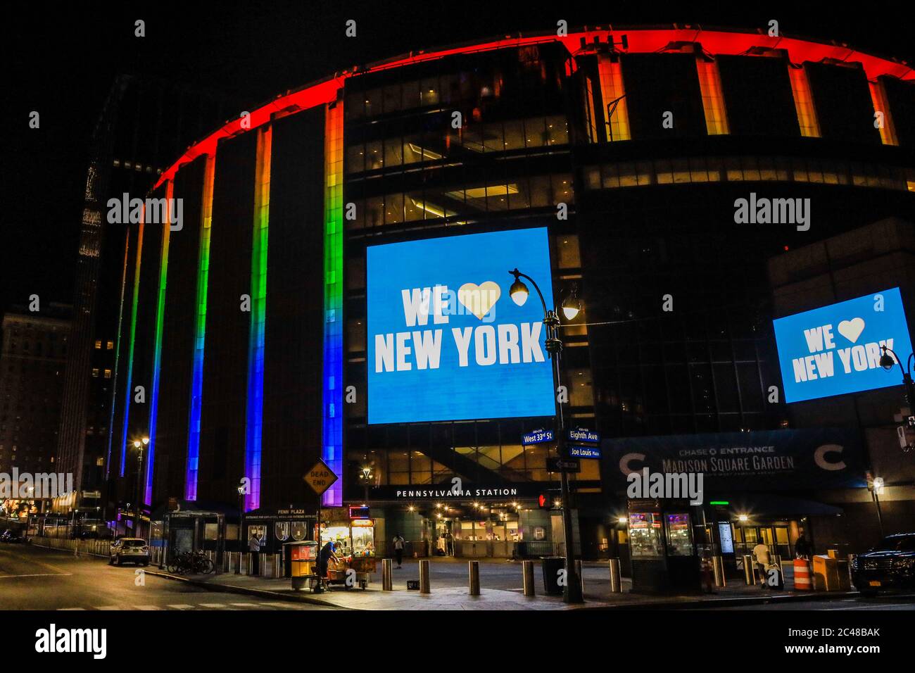 New York, États-Unis. 24 juin 2020. Les panneaux « We are all Human » s'illuminent dans les couleurs Pride à l'extérieur de Madison Square Garden le 22 juin 2020 à New York. En raison de la pandémie du coronavirus, la marche de la fierté de cette année a dû être annulée en raison de problèmes de santé. L'événement annuel, qui reçoit des millions de participants, marque son 50e anniversaire depuis le premier mars après les perturbations à l'auberge Stonewall. Credit: Brésil photo Press/Alay Live News Banque D'Images