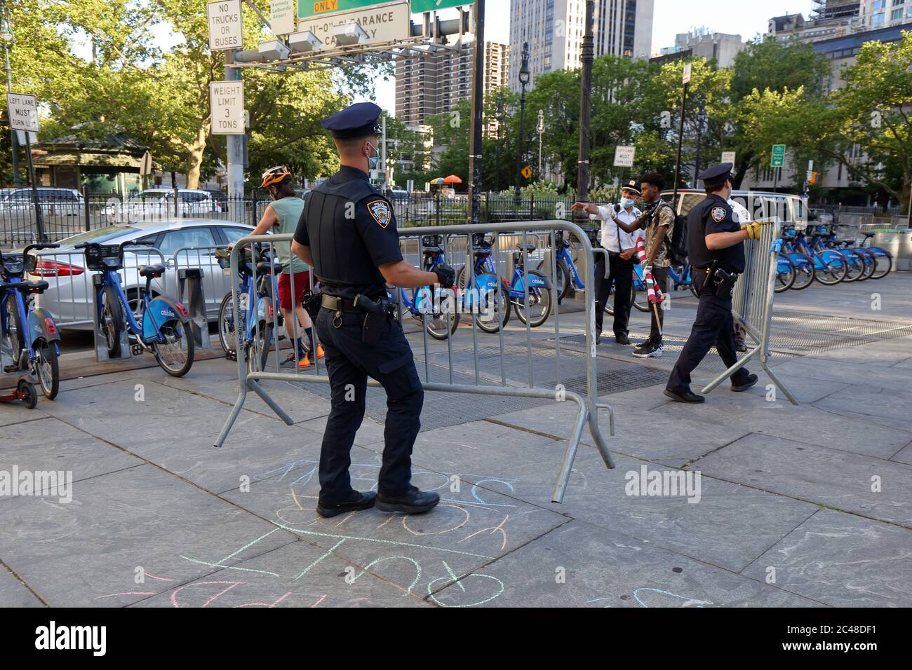 New York, NY 24 juin 2020. La police retire des barricades pour protéger une affaire de la vie noire, ce qui fait naître un bref argument et une confrontation entre les organisateurs des manifestations et la police qui appelle à la police anti-émeute à l'hôtel de ville d'Occupy ; les tensions se sont accrues, mais la situation a été désaggravée. Activistes avec voix avec activistes et leaders communautaires (vocal NY) Et les alliés s'engagent à l'hôtel de ville avant la date limite du 1er juillet pour exercer des pressions directes sur le maire et le conseil municipal pour qu'ils définancent le NYPD d'au moins 1 milliard de dollars de leur budget annuel de 6 milliards de dollars pour réinvestir dans le logement, la santé, l'éducation, Banque D'Images