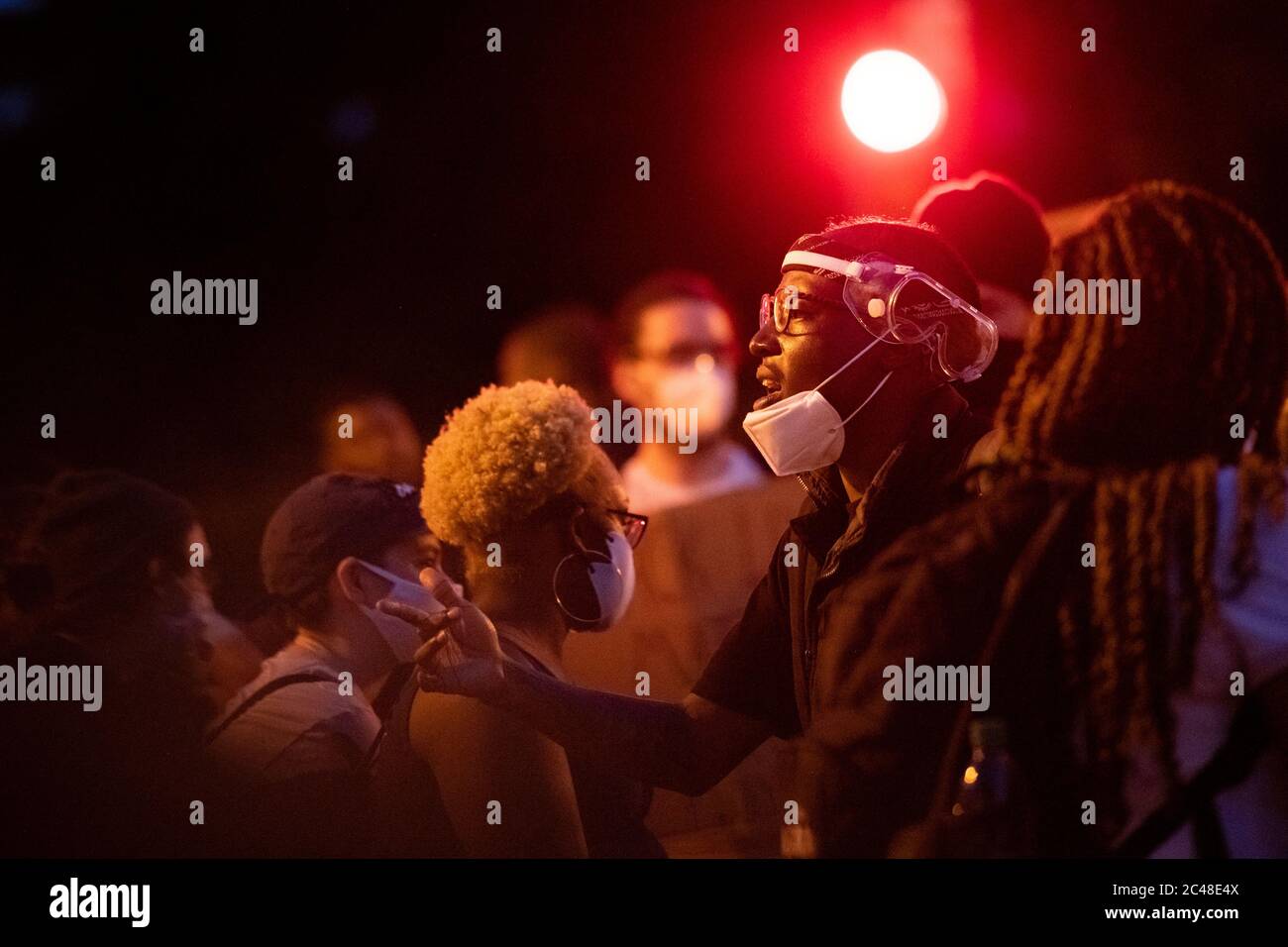 Washington, États-Unis. 24 juin 2020. Un manifestant parle et fait des gestes aux officiers de police Métropolitain qui se trouvent derrière une barrière en béton dans la vie noire, à proximité de la Maison Blanche à Washington, DC, le 24 juin 2020, dans le contexte de la pandémie du coronavirus. Après des semaines de manifestations contre le racisme et de la vie noire aux Etats-Unis et ailleurs, les manifestants se sont rassemblés à nouveau à Washington alors que les Etats-Unis enregistraient l'un de leurs pires jours de combat contre le COVID-19. (Graeme Sloan/Sipa USA) Credit: SIPA USA/Alay Live News Banque D'Images