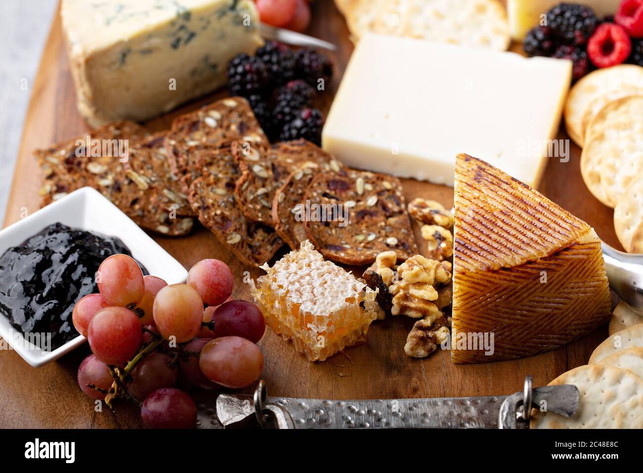 Plateau de fromages avec miel et craquelins Banque D'Images