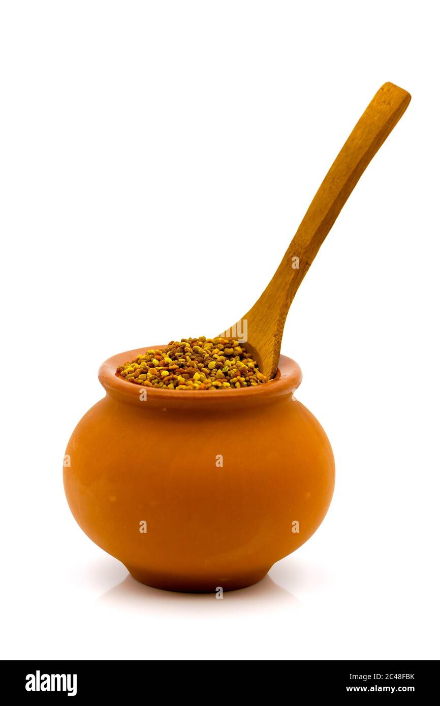 Granules de pollen d'abeille dans un pot d'argile. Mise au point sélective avec faible profondeur de champ. Banque D'Images