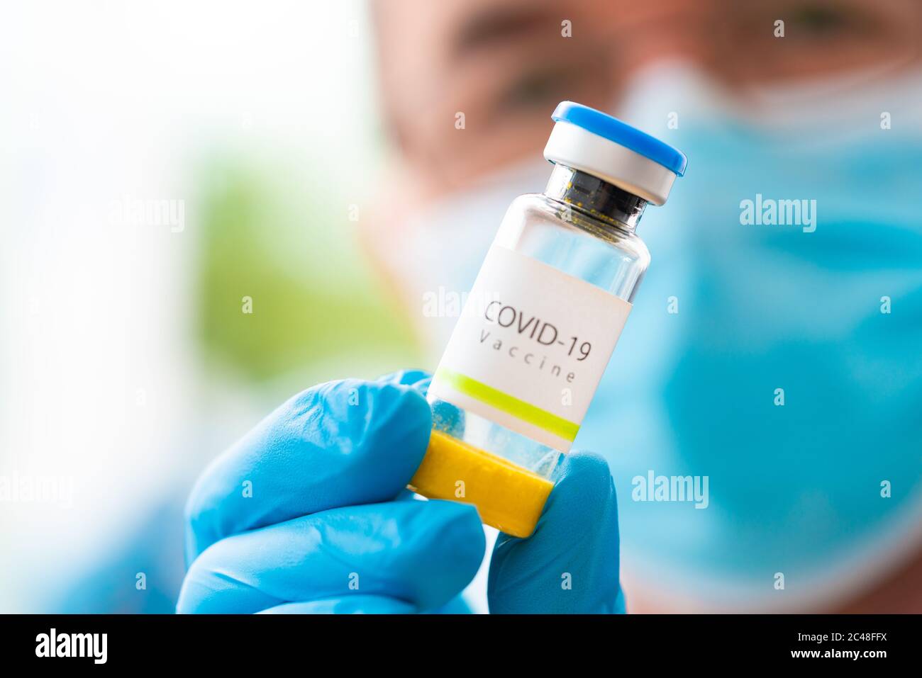 Médecin avec le vaccin contre le coronavirus Covid-19 en main. Concept de recherche avec Vaccine for Covid -19 dans un laboratoire de recherche. Banque D'Images