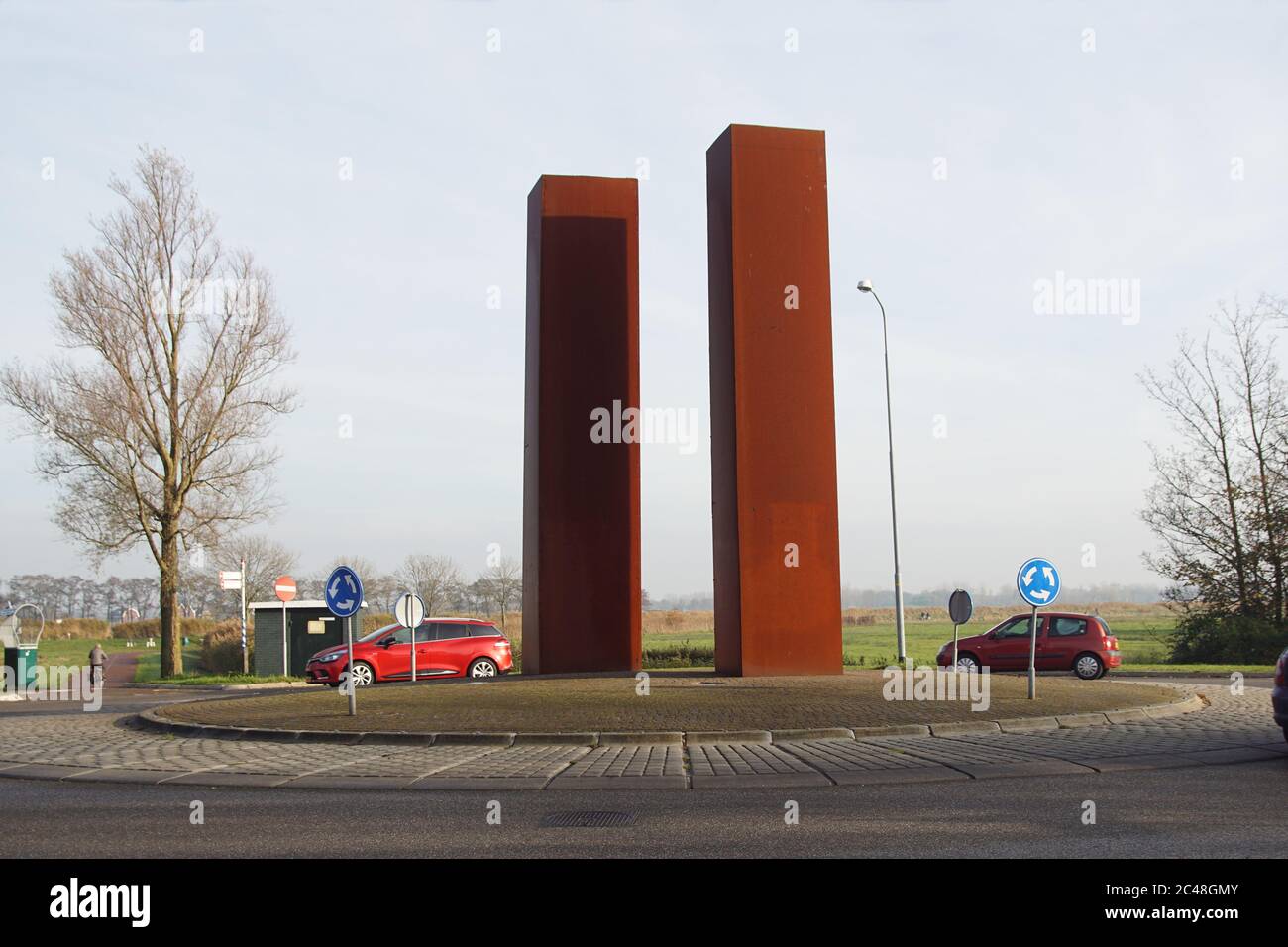 Deux tours (2002) en acier à corten couleur rouille. Sur un rond-point comme l'entrée du village hollandais de Bergen. Pays-Bas, 24 et 2019 novembre. Banque D'Images