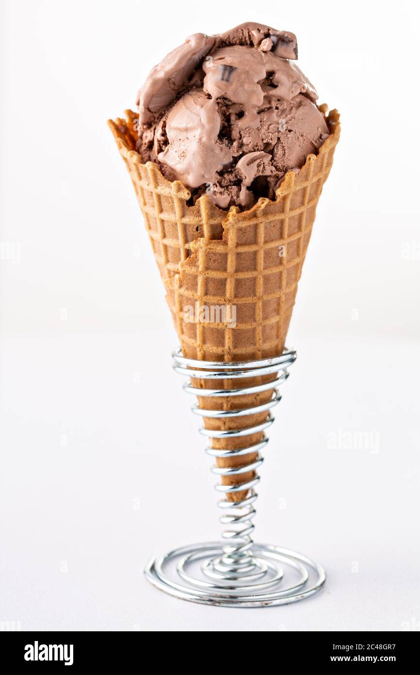 Glace au chocolat dans un cône de gaufres Banque D'Images