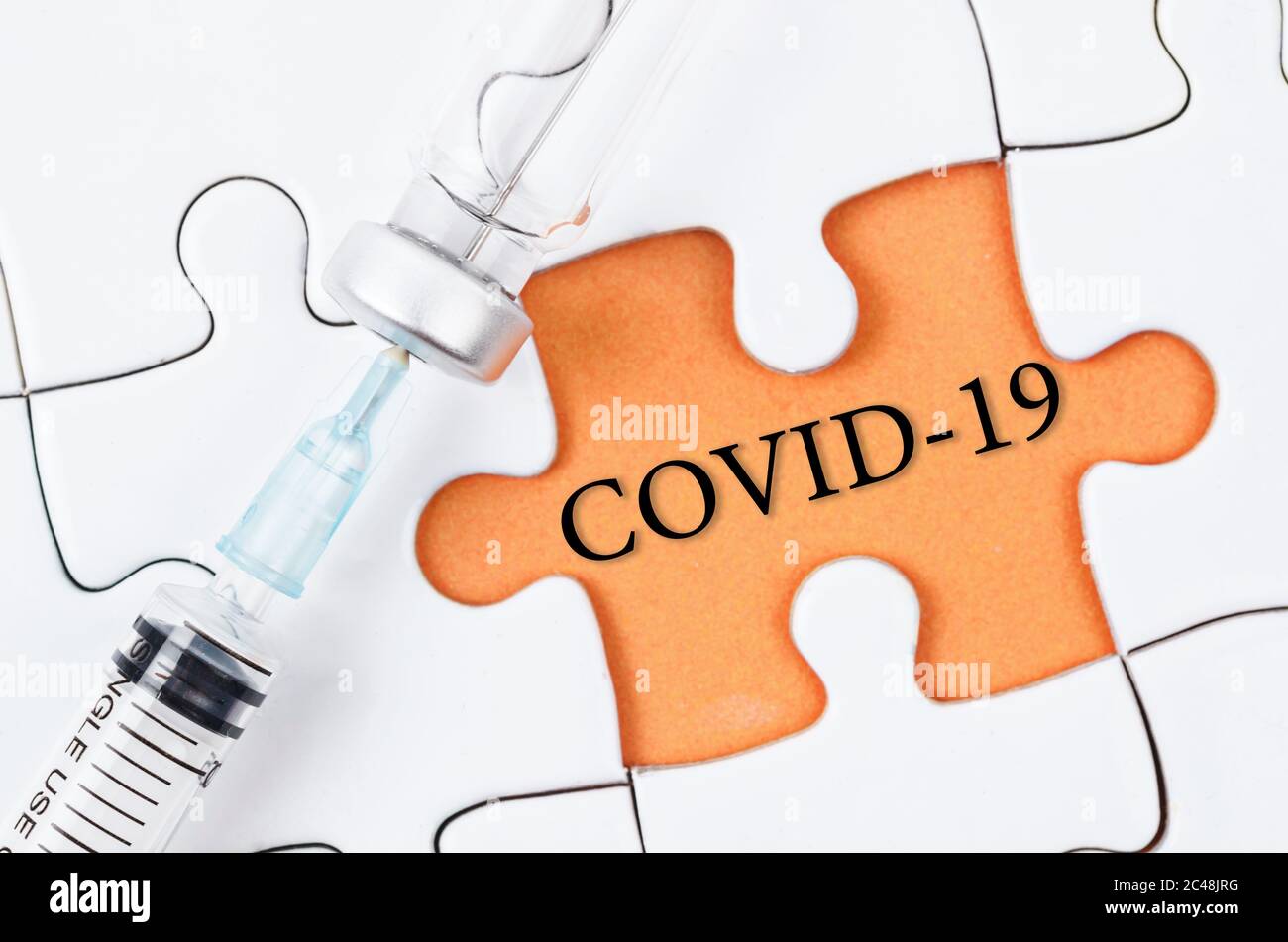 Injection de vaccin et de seringue avec texte COVID-19 sur scie sauteuse. Prévention, immunisation et traitement de l'infection par le virus corona. Médecine infectieuse c Banque D'Images