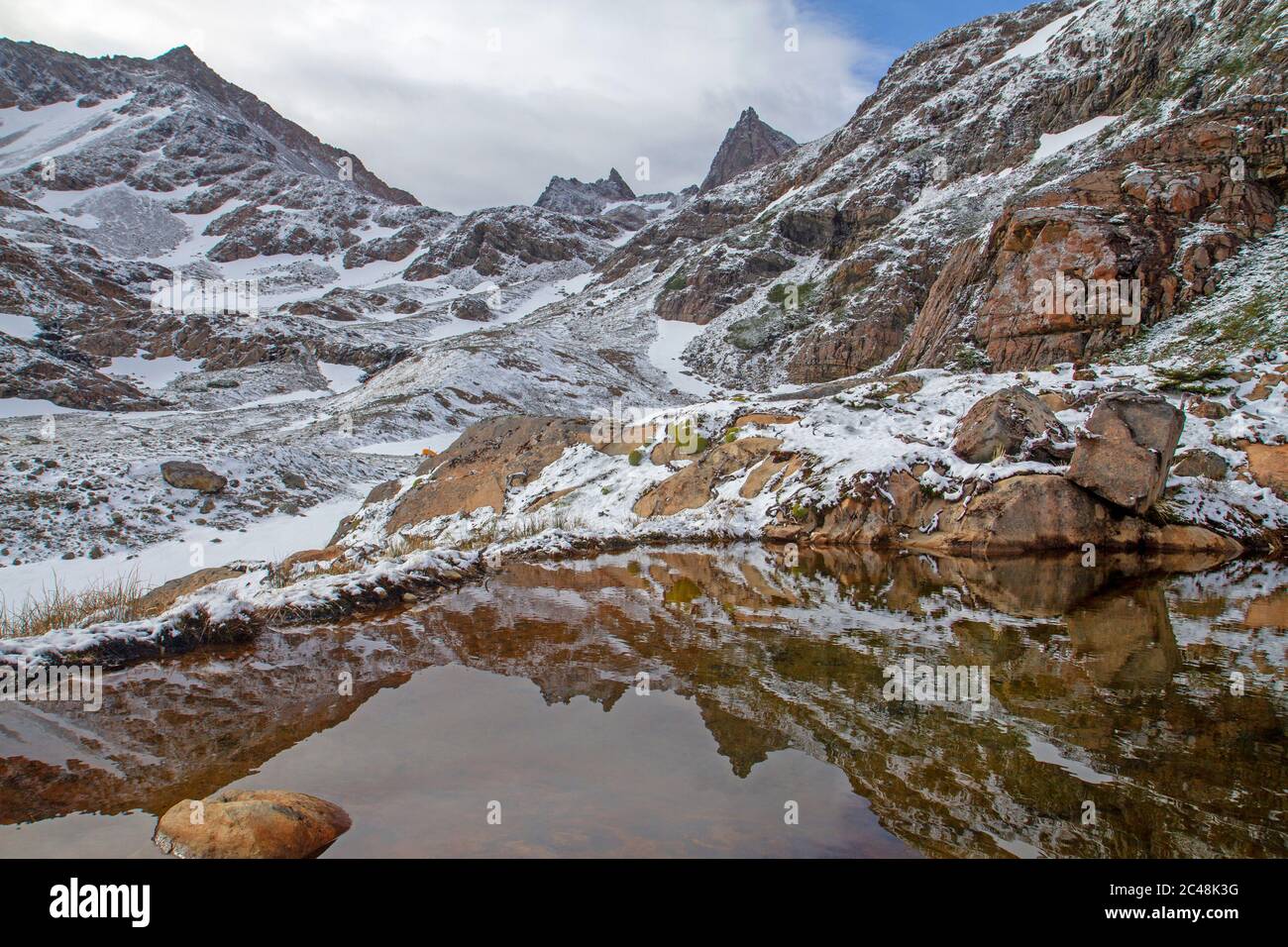 Lac dans les Dientes de Navarino montagnes sur Isla Navarino Banque D'Images