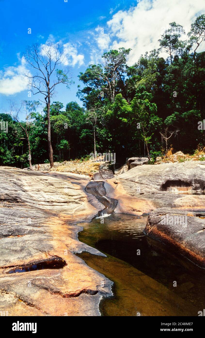Pulau Langkawi (île) Malaisie, cascade d'eau de Seven Wells, cours d'eau érodé en granit dans les collines, île principale Banque D'Images
