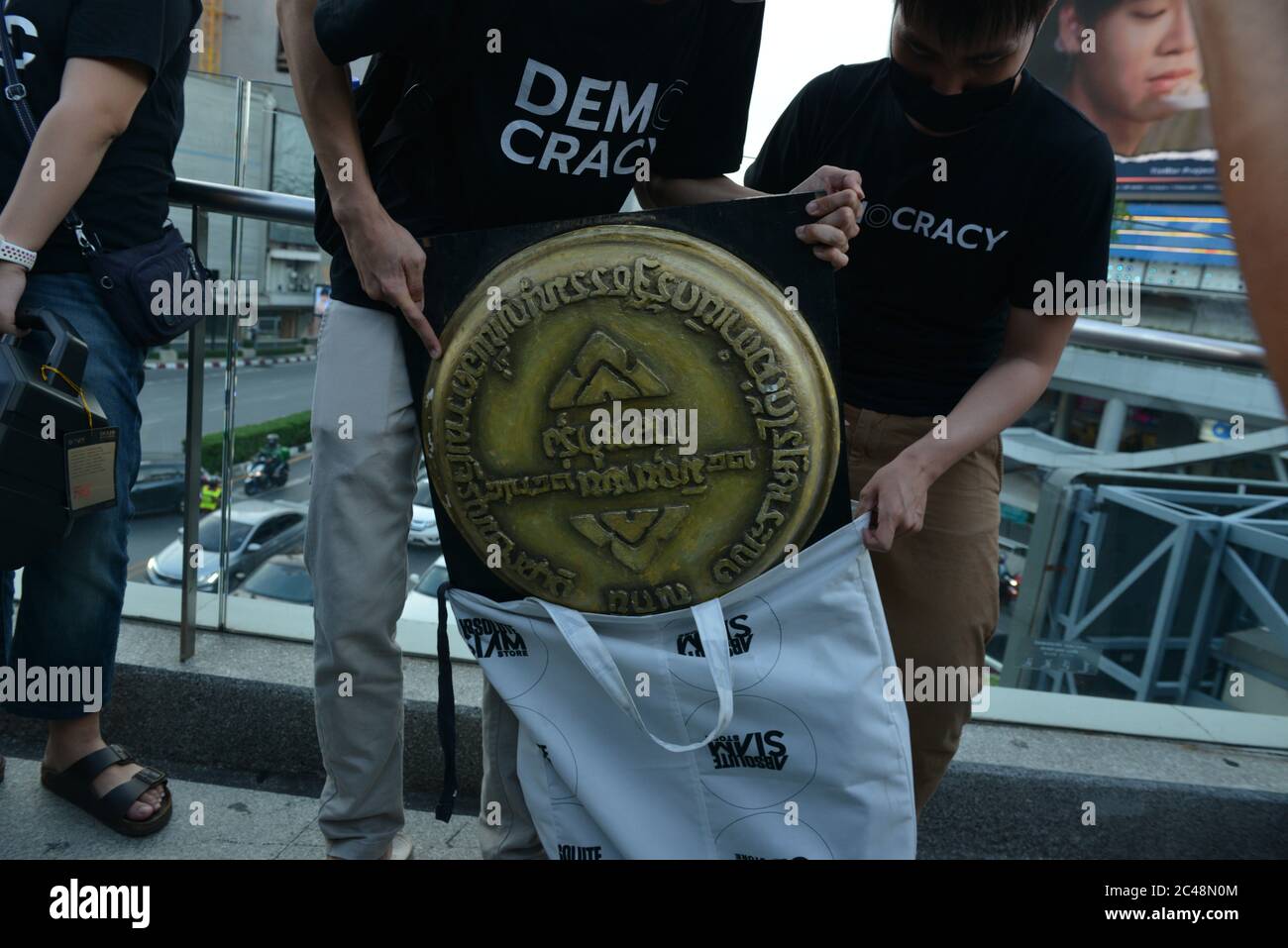 Bangkok, Thaïlande. 24 juin 2020. L'Union étudiante de Thaïlande et le peuple ont organisé un événement commémorant le 88e anniversaire du 24 juin 1932. Le changement du régime de la monarchie absolue à la démocratie au Skywalk, Pathumwan. (Photo de Teera Noisakran/Pacific Press) crédit: Pacific Press Agency/Alay Live News Banque D'Images