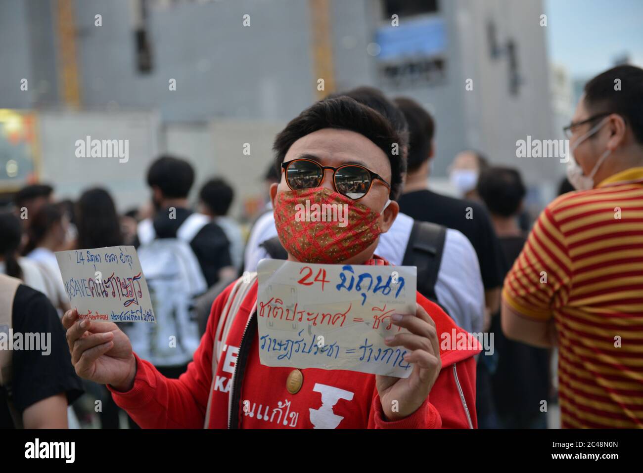 Bangkok, Thaïlande. 24 juin 2020. L'Union étudiante de Thaïlande et le peuple ont organisé un événement commémorant le 88e anniversaire du 24 juin 1932. Le changement du régime de la monarchie absolue à la démocratie au Skywalk, Pathumwan. (Photo de Teera Noisakran/Pacific Press) crédit: Pacific Press Agency/Alay Live News Banque D'Images