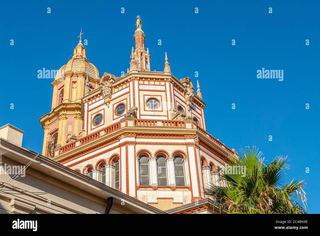 Clocher et dôme de la basilique de San Gervasio e Protasio de Rapallo, Ligurie, Italie Banque D'Images