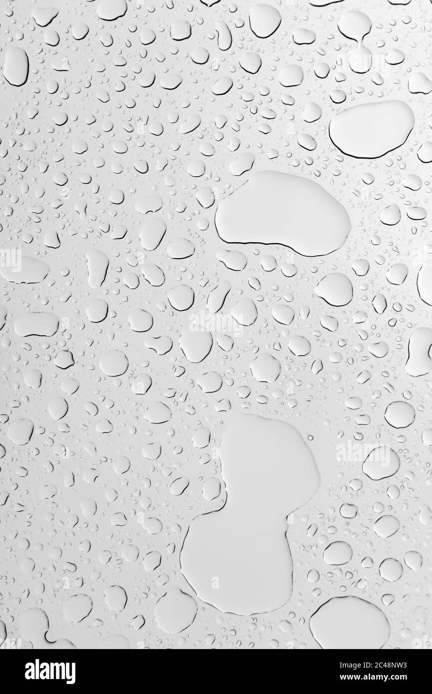 Image abstraite avec amélioration numérique et couleur modifiée créée à partir de gouttes de pluie sur un toit en verre. Banque D'Images