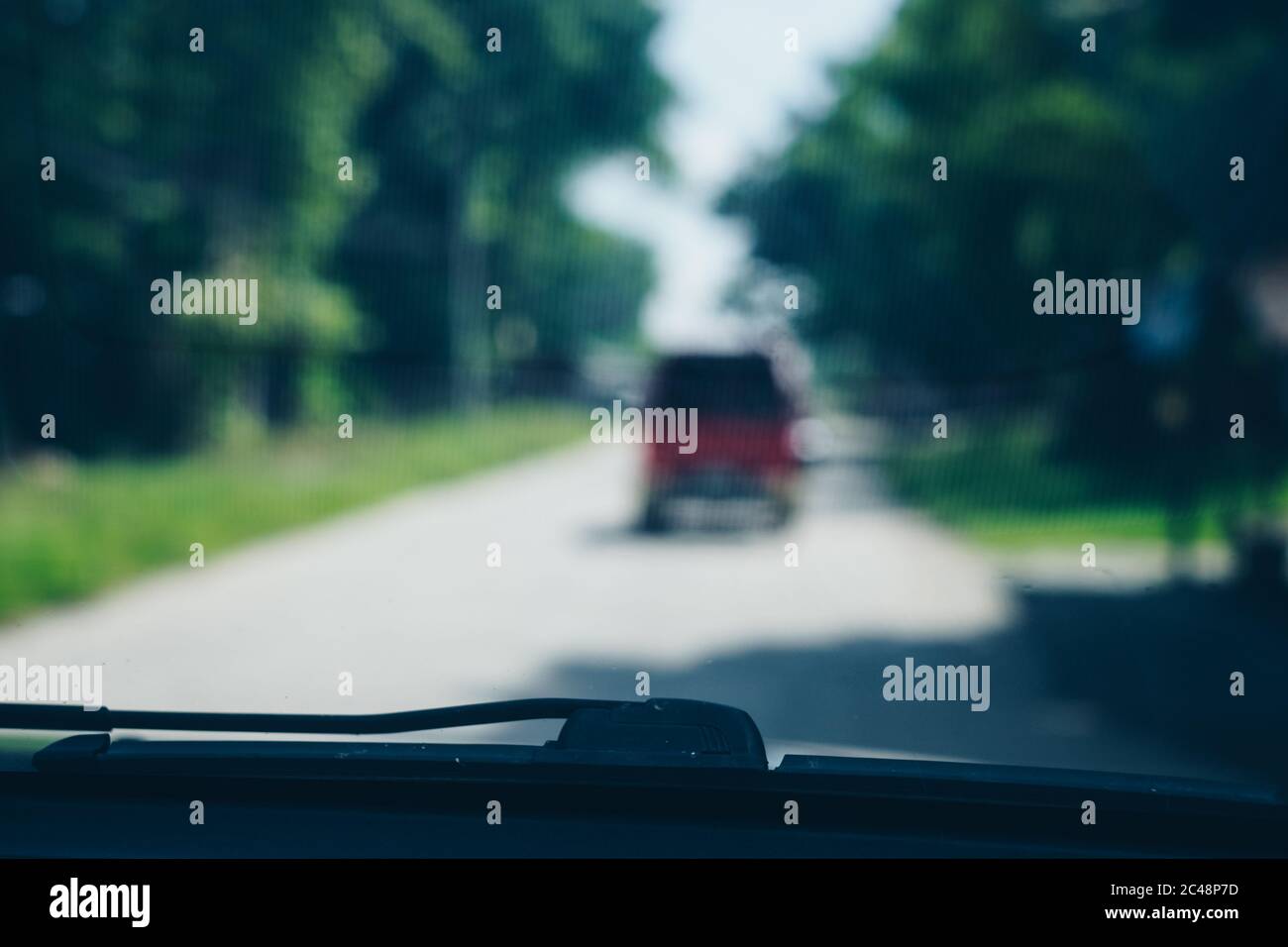Essuie-glace de voiture ou essuie-glace de pare-brise en évidence. Vue depuis le siège avant d'une voiture devant, en forme de bokeh. Banque D'Images Essuie-glace de voiture ou essuie-glace de pare-brise en évidence. Vue depuis le siège avant d'une voiture devant, en forme de bokeh. Banque D'Images