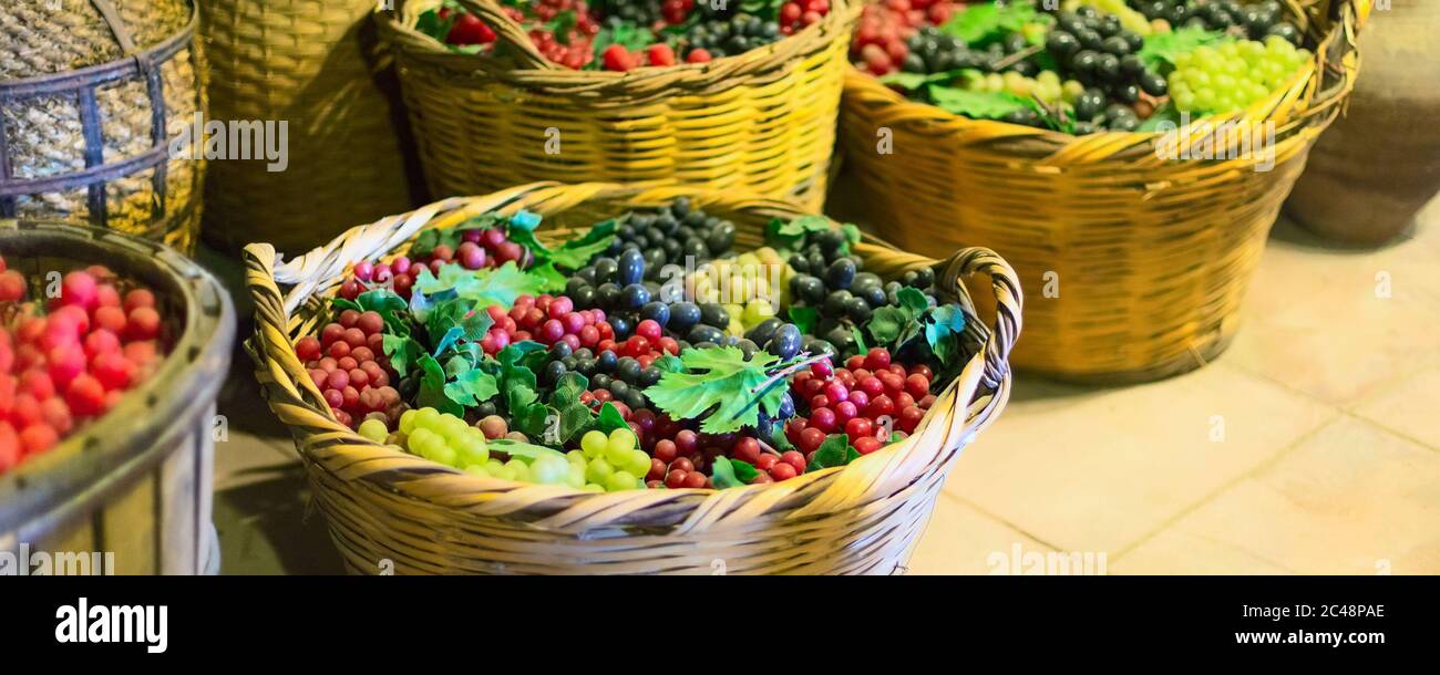 Paniers avec raisins dans une ancienne cave à vin en arrière-plan de bannière de monastère Banque D'Images