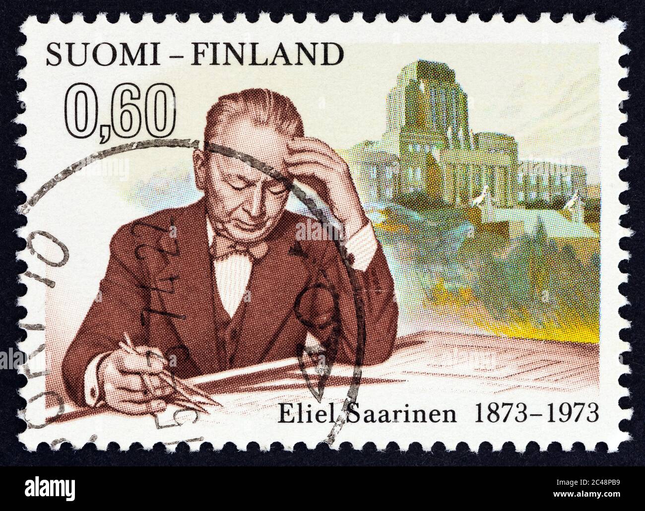 FINLANDE - VERS 1973 : un timbre imprimé en Finlande pour le centenaire de la naissance d'Eliel Saarinen montre l'architecte Eliel Saarinen, vers 1973. Banque D'Images