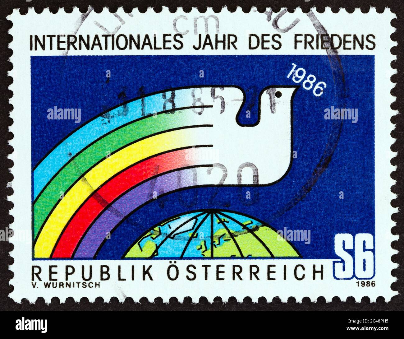AUTRICHE - VERS 1986: Un timbre imprimé en Autriche du numéro de l'année internationale de la paix montre Dove et Globe, vers 1986. Banque D'Images