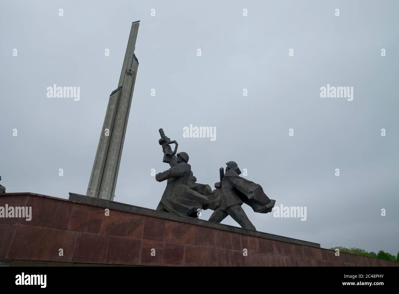Moody, vue abstraite du monument de sculpture en bronze sur un orageux, jour gris. Au Grand Mémorial de la guerre patriotique à Riga, en Lettonie. Banque D'Images