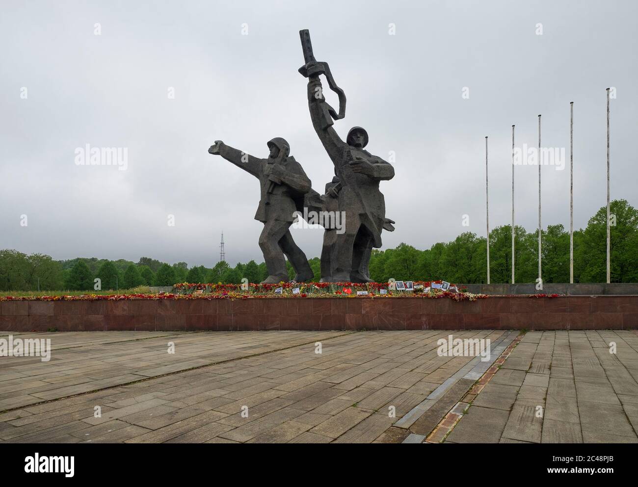 Fleurs placées pour le jour de la victoire, le 9 mai. Au Grand Mémorial de la guerre patriotique à Riga, en Lettonie. Banque D'Images