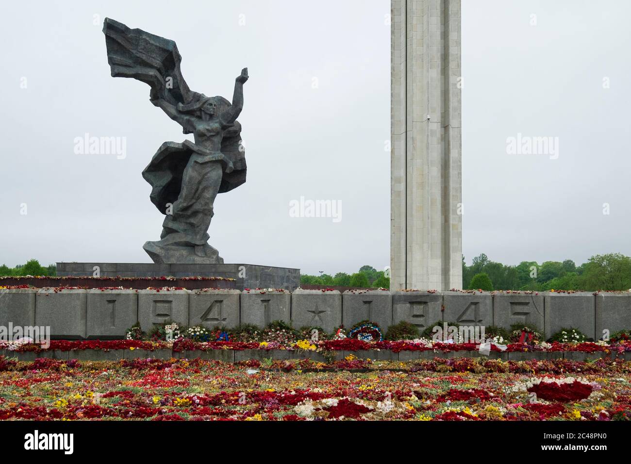 Fleurs déposées devant le monument du jour de la victoire, le 9 mai. Au Grand Mémorial de la guerre patriotique à Riga, en Lettonie. Banque D'Images