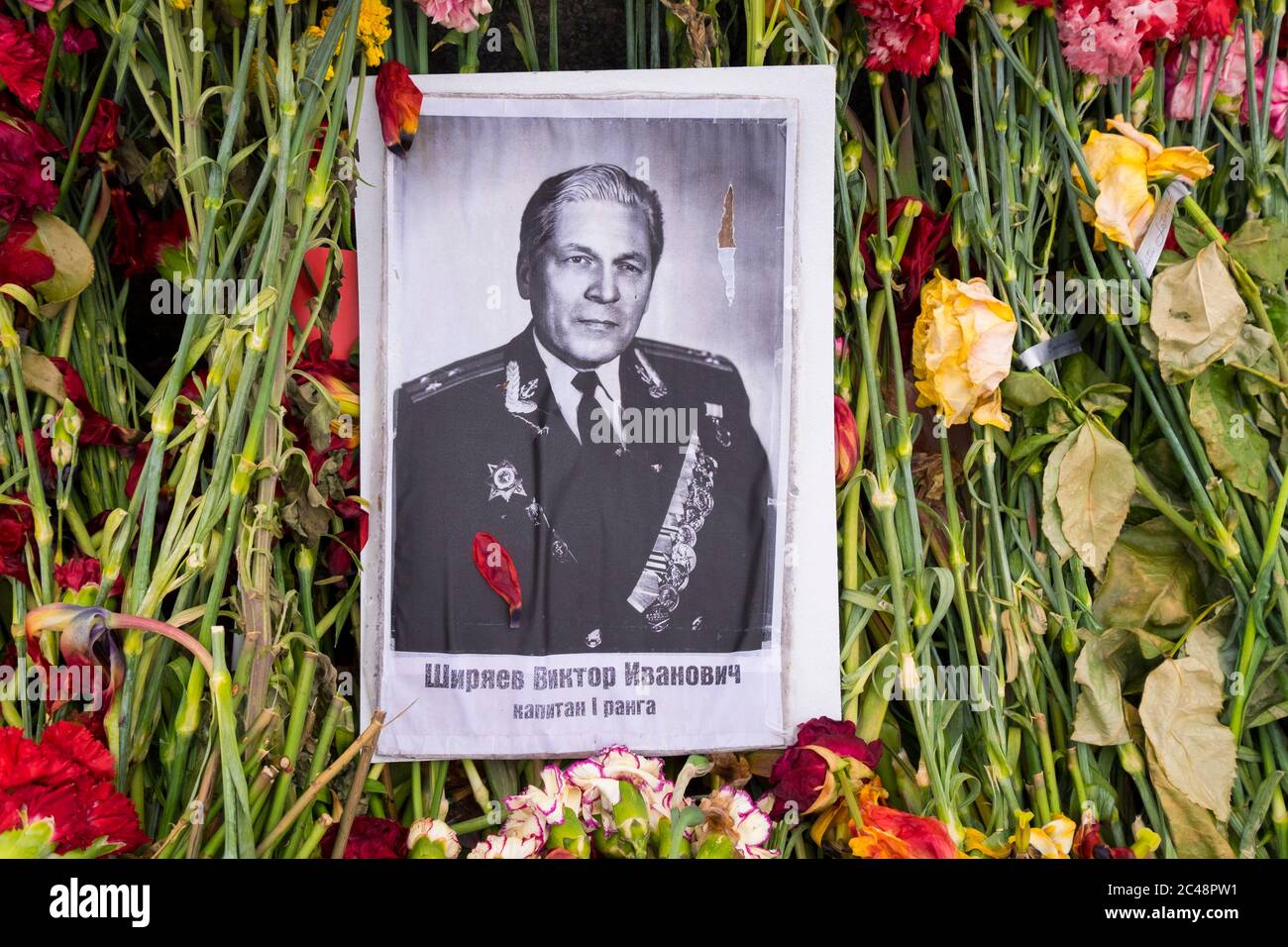 Fleurs et photo d'un officier russe tombé devant le monument du jour de la victoire, le 9 mai. Au Grand Mémorial de la guerre patriotique à Riga Banque D'Images