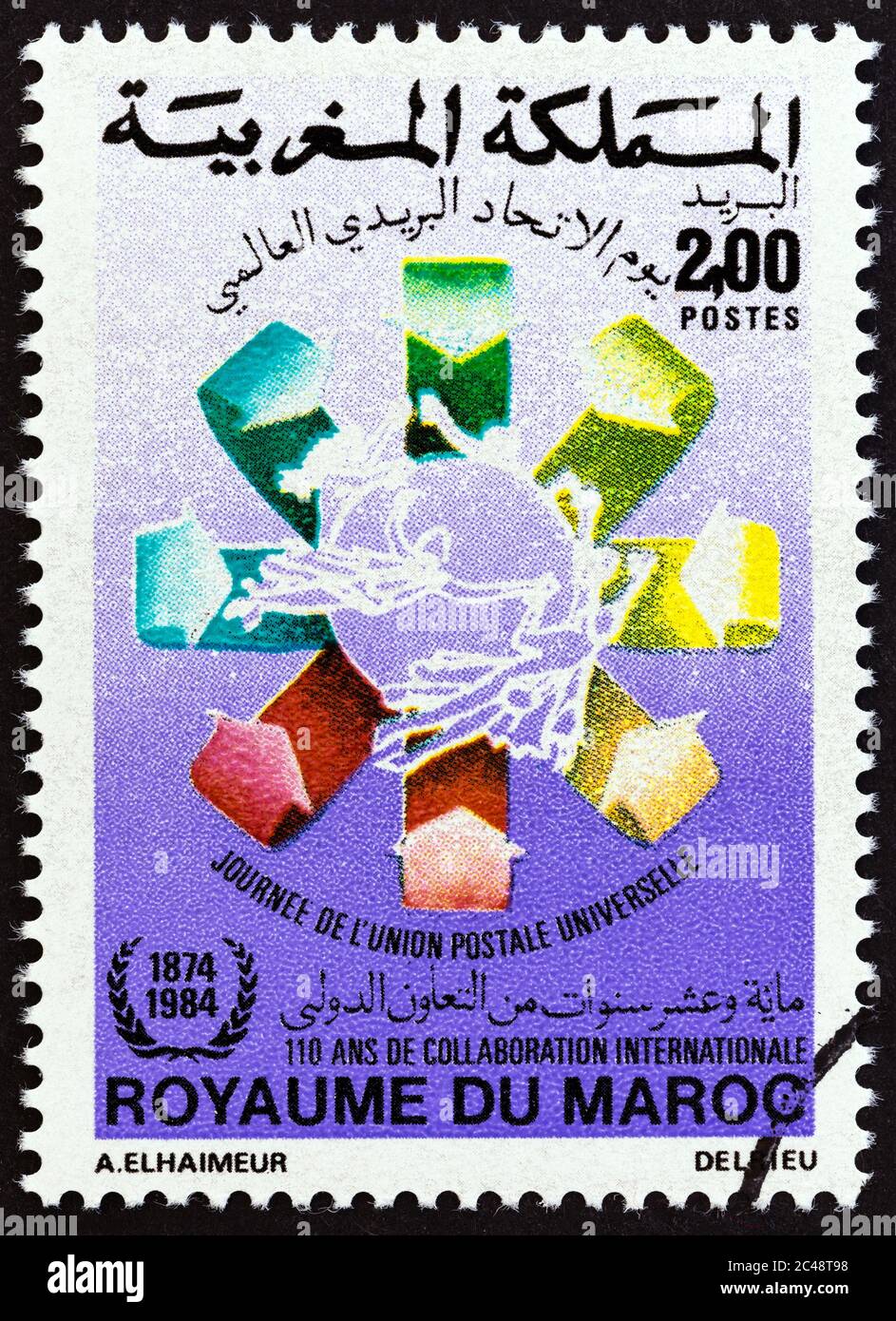 MAROC - VERS 1984 : un timbre imprimé au Maroc émis pour la Journée universelle de l'Union postale montre l'emblème, vers 1984. Banque D'Images