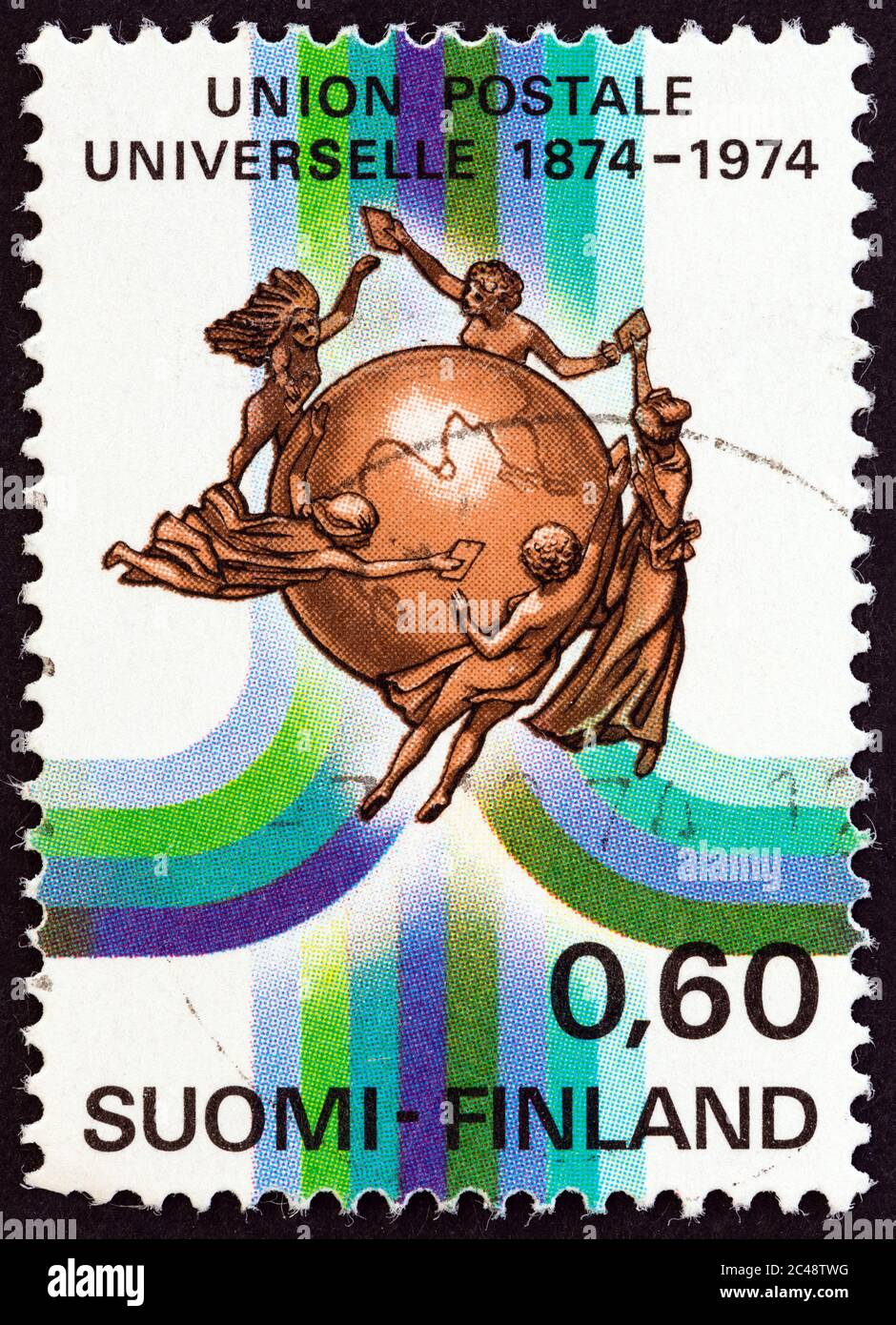 FINLANDE - VERS 1974 : un timbre imprimé en Finlande pour le centenaire de l'Union postale universelle montre l'Union postale universelle Emblème, vers 1974. Banque D'Images