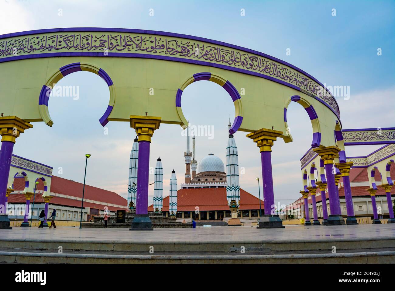 Semarang, Indonésie - VERS novembre 2019 : l'extérieur de Masjid Agung Jawa Tengah (Grande Mosquée de Java centrale). Le mur avec la calligraphie arabe et ar Banque D'Images