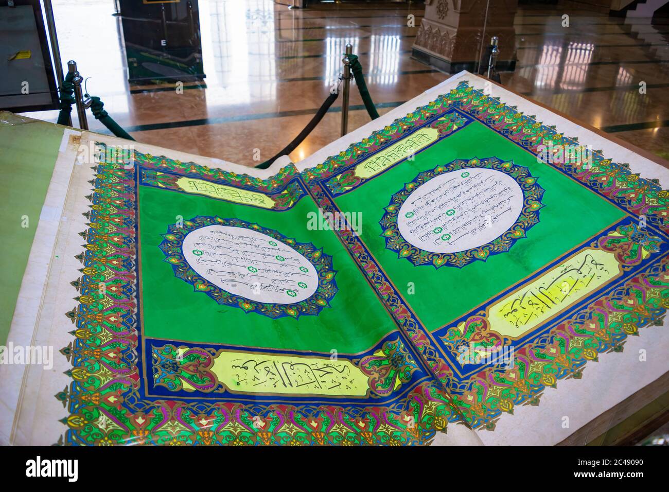 Quran géant dans la Grande Mosquée centrale de Java. Banque D'Images