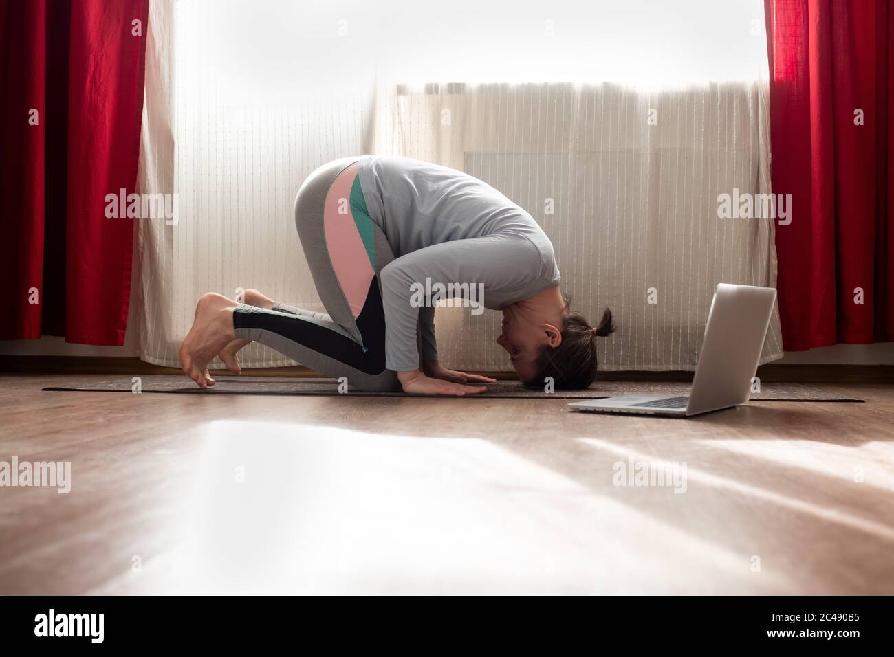 femme qui fait du yoga ou de l'exercice pilates. Banque D'Images