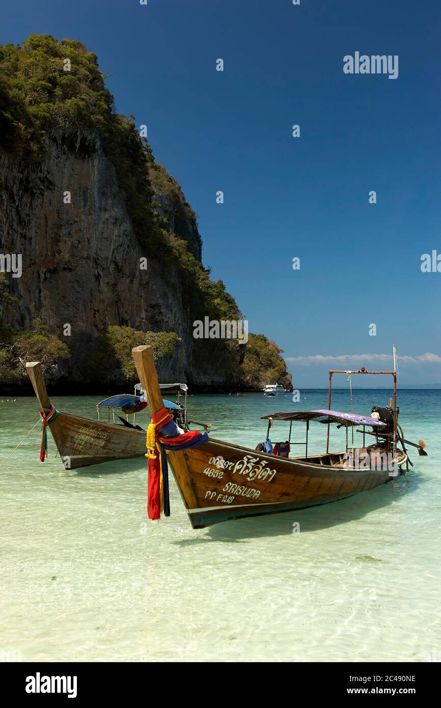 Des bateaux thaïlandais traditionnels à longue queue amarrés à la plage de Monkey sur l'île de Phi Phi Don. Archipel de Ko Phi Phi, Thaïlande. Banque D'Images
