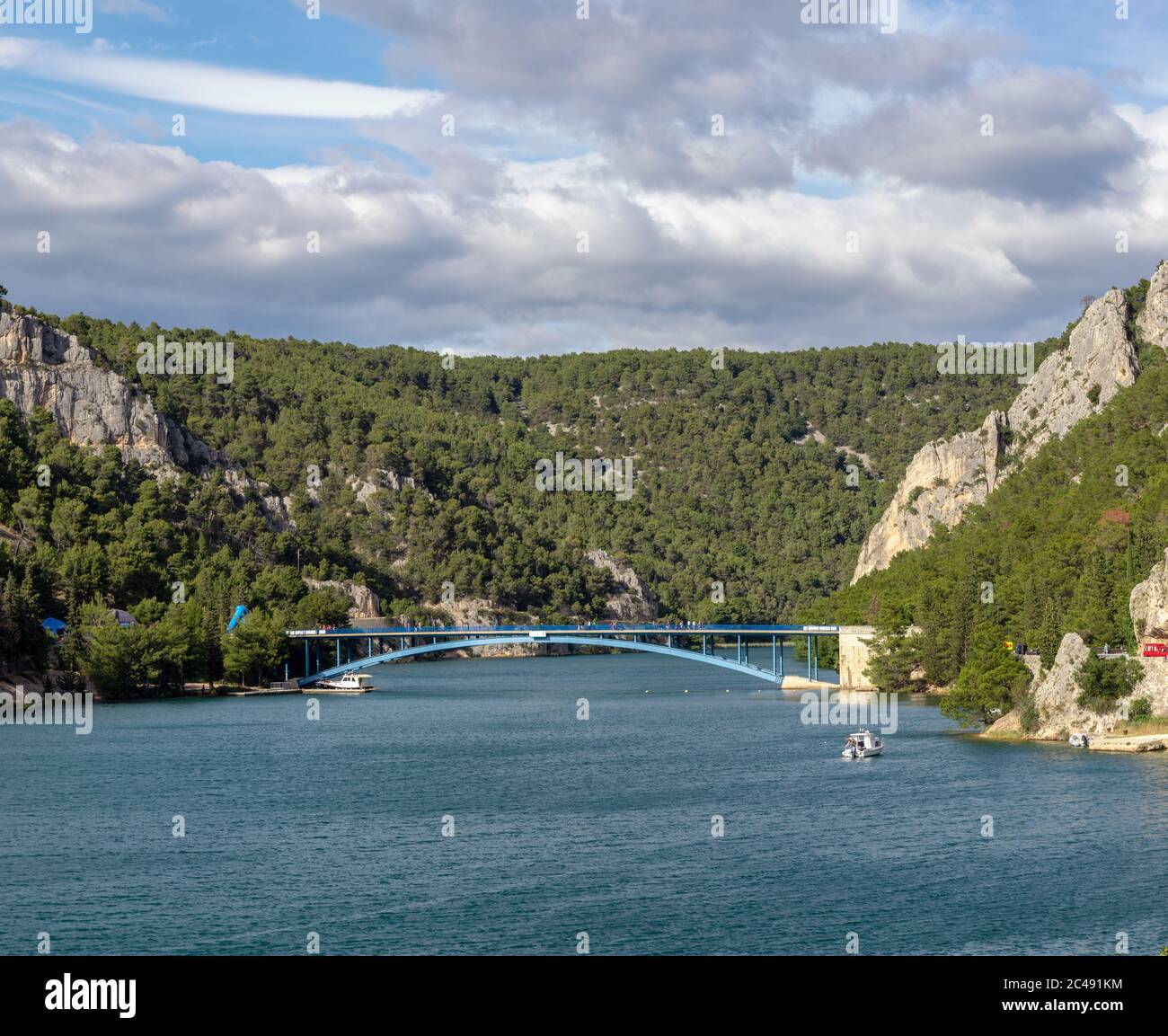 Deuxième plus petit pont bleu sur la rivière Krka, près de la ville de Skradin en Croatie Banque D'Images