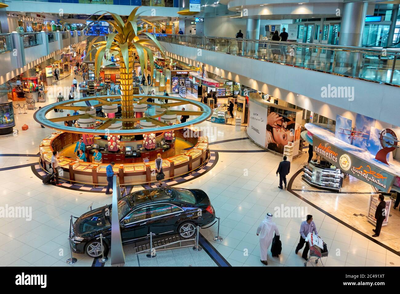 Vue imprenable sur la boutique hors taxes de luxe de l'aéroport  international de Dubaï, avec un stand vendant des bijoux en or au poids  dans le centre. Dubaï, Émirats arabes Unis Photo