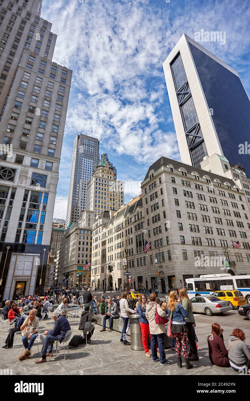 Scène de rue sur la Cinquième Avenue. Manhattan, New York, États-Unis. Banque D'Images