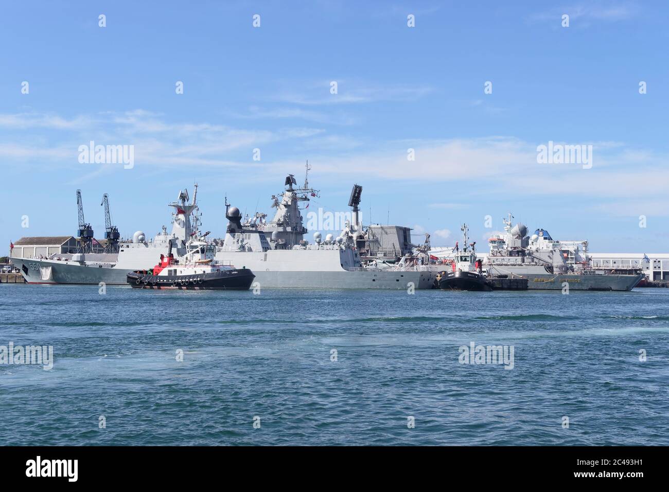 Cape Town, Afrique du Sud - 24 novembre 2019 : frégate chinoise Weifang avec le croiseur russe de missiles de classe lave Marshall Ustinov juste derrière à Cape Banque D'Images