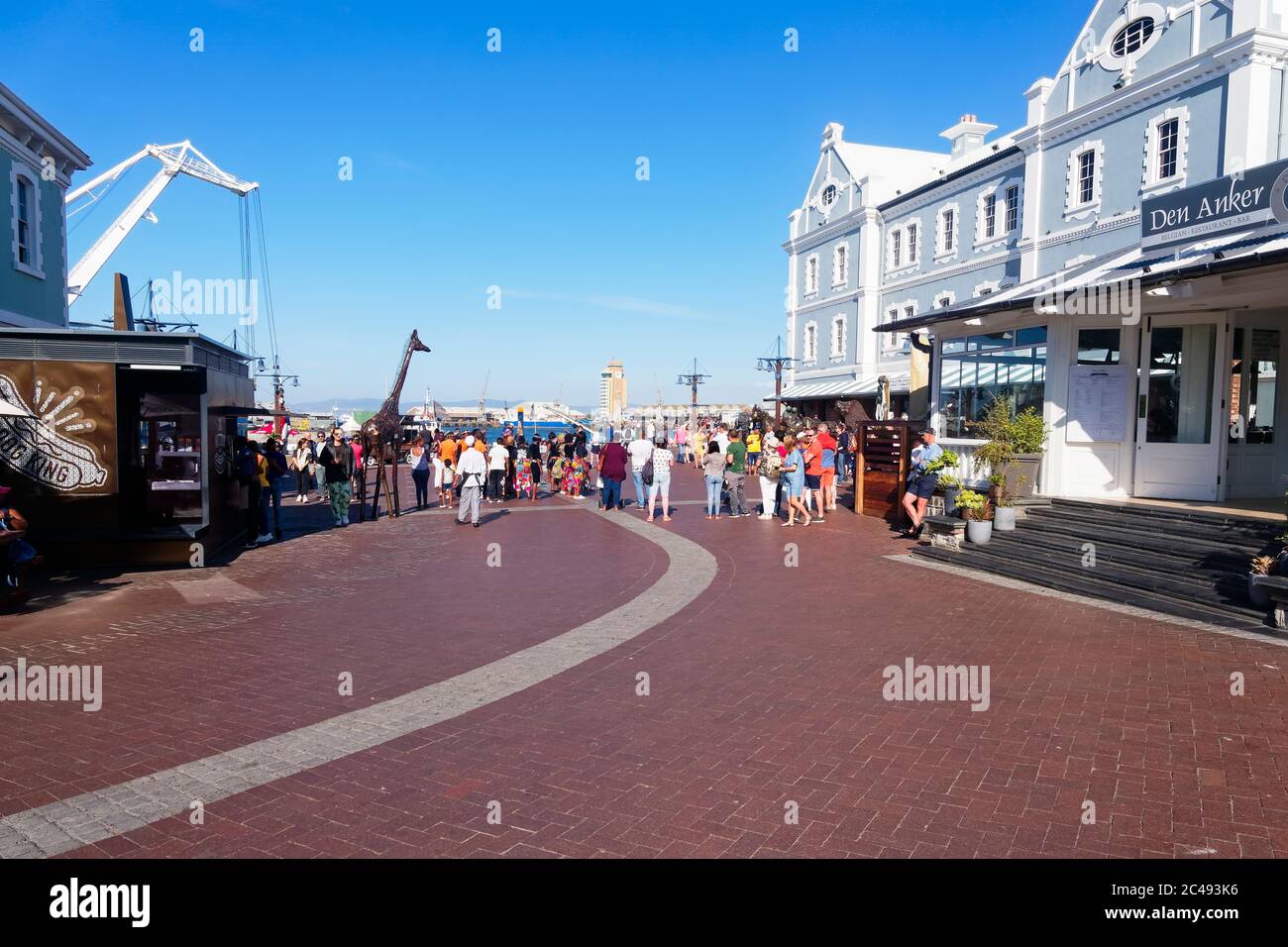 Cape Town, Afrique du Sud - 24 novembre 2019 : les gens regardent des artistes de rue sur le front de mer de Victoria et Alfred lors d'une journée chaude et lumineuse Banque D'Images