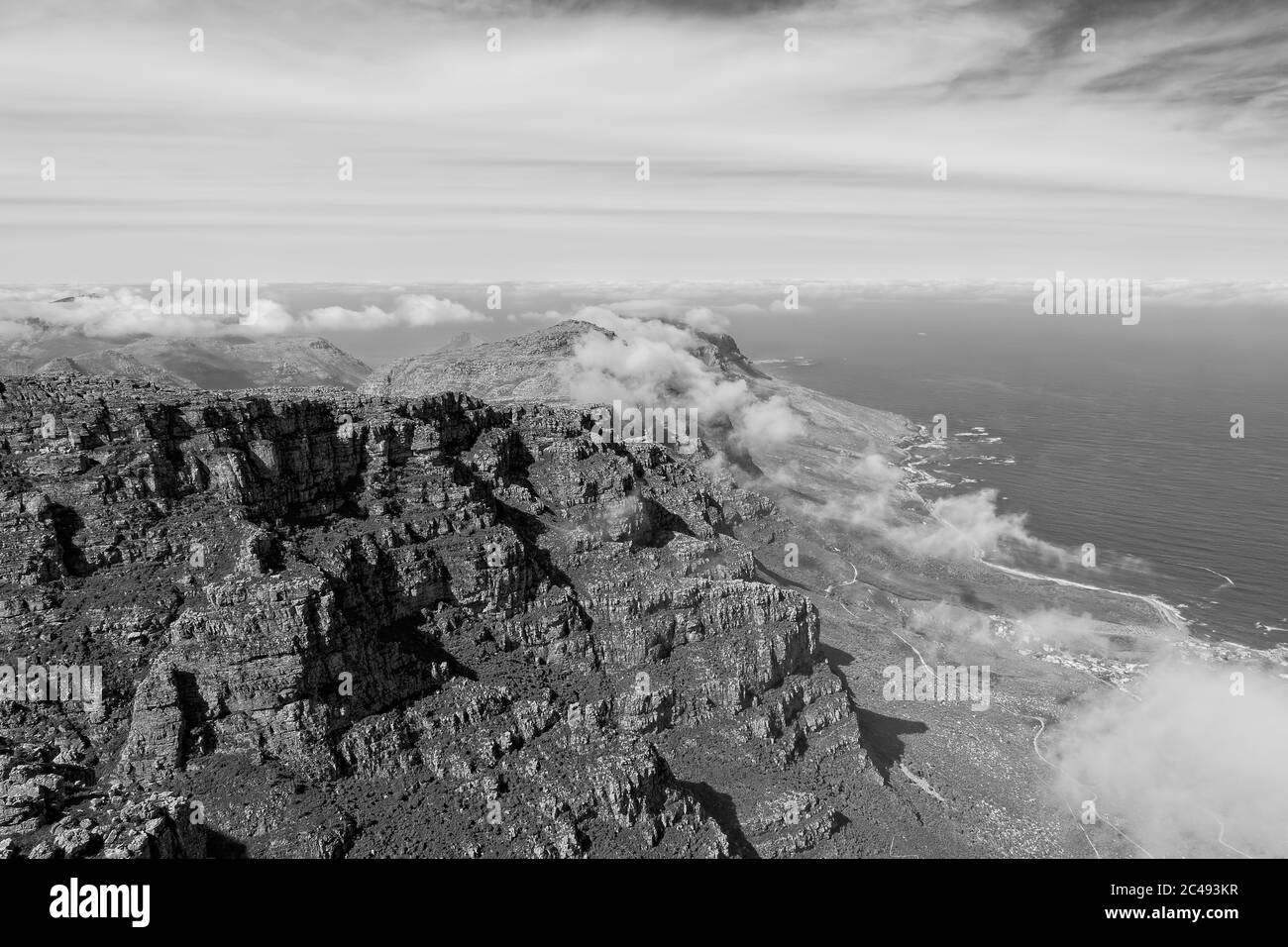 Les nuages se rassemblent autour de Table Mountain lors d'une matinée chaude et brumeuse Banque D'Images