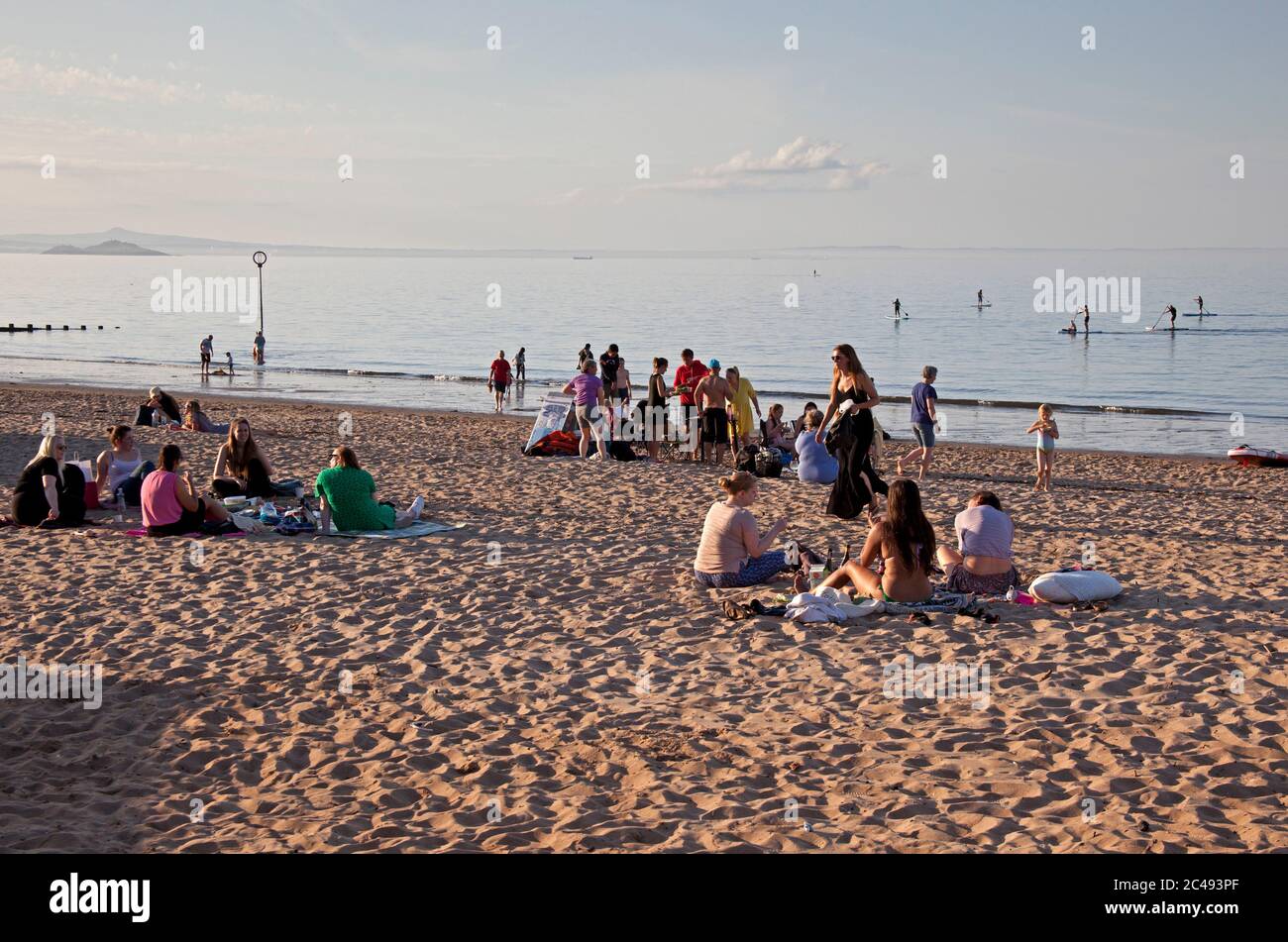 Portobello Beach, Evening, Édimbourg, Écosse, Royaume-Uni, les gens se faisant plaisir tout en étant encore dans la phase 2 de l'éclusage du coronavirus. Banque D'Images