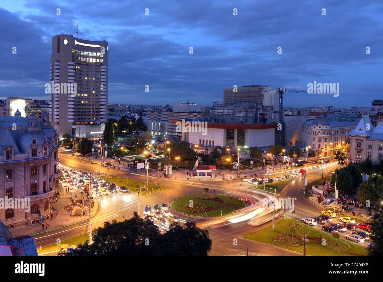 Vue aérienne au crépuscule de la place de l'Université (Piata Universitatii), Bucarest, Roumanie. Ce carré est considéré comme l'un des points focaux du Banque D'Images