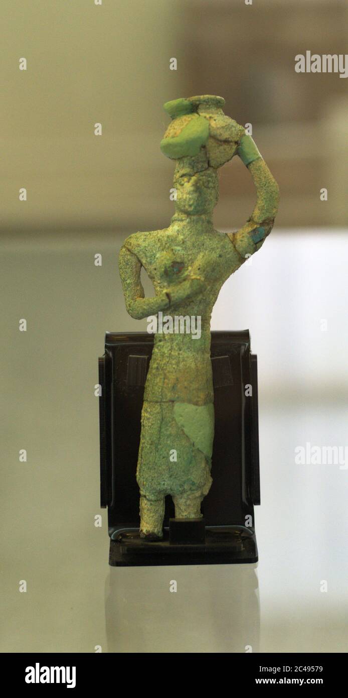 Ancienne sculpture babylonienne de Mésopotamie orientale d'un homme avec un navire à la tête au Musée national d'Iran, Téhéran, Iran Banque D'Images