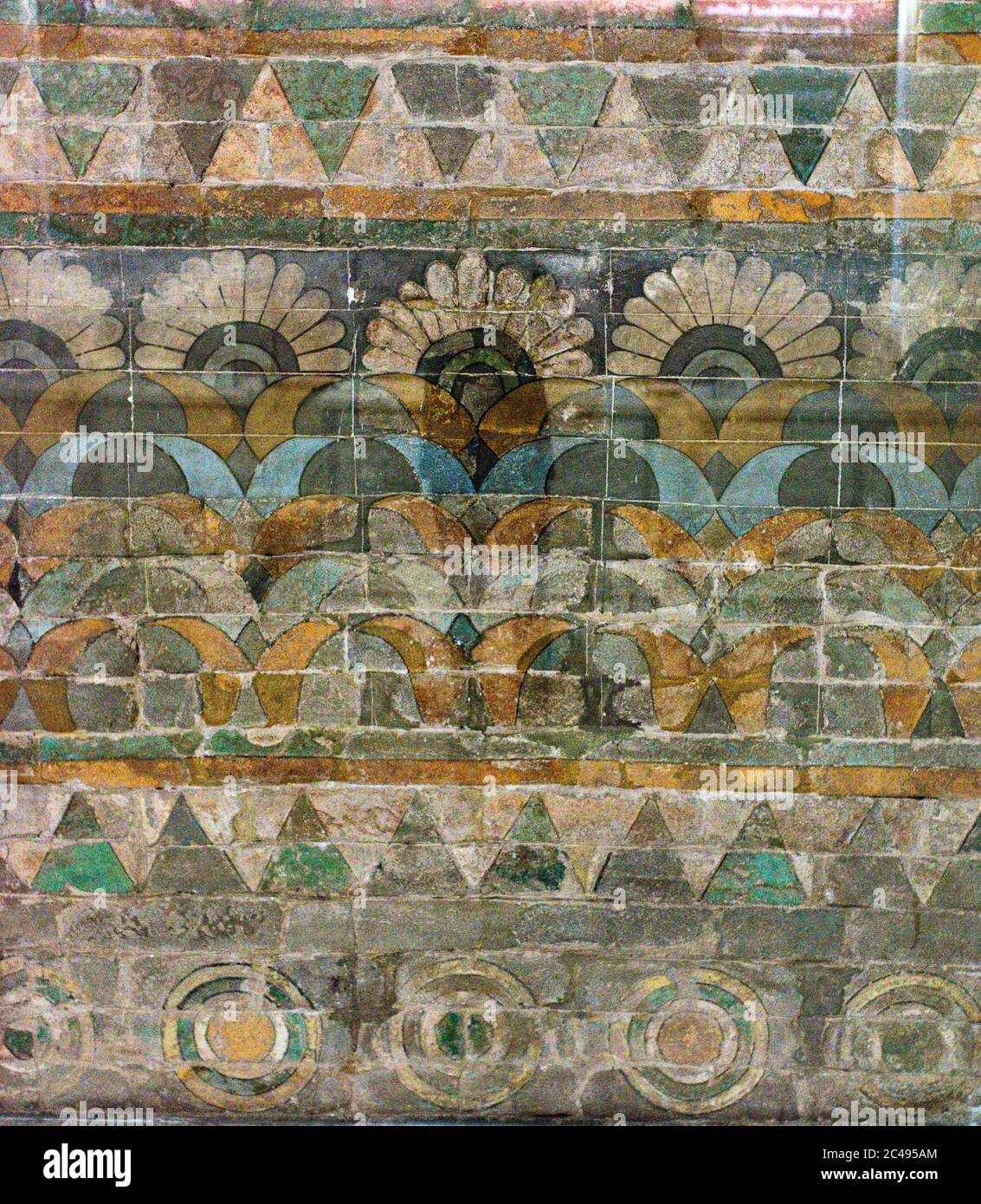 Ancien coloré briques vitrifiées motif, 5 siècle avant Jésus-Christ ère de l'Achaemenid à Téhéran, Iran Banque D'Images