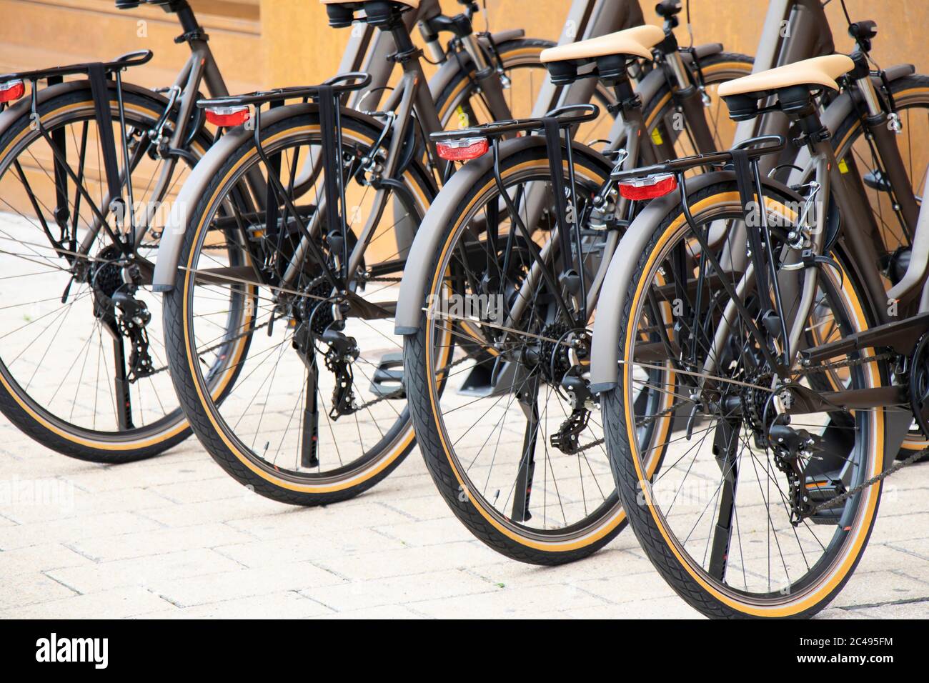 Nouvelles bicyclettes élégantes exposées, détail contre le mur Banque D'Images