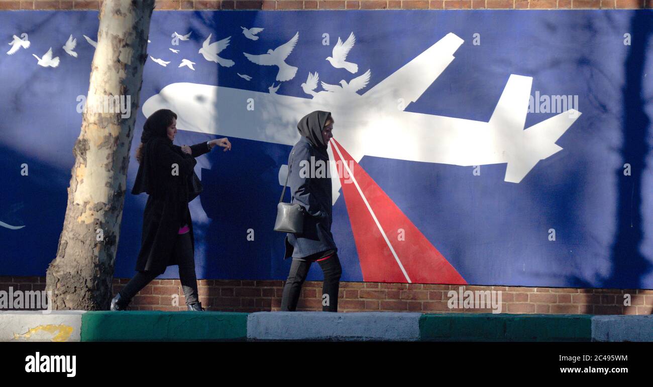 Des femmes iraniennes par une nouvelle fresque anti-américaine devant l'ancienne ambassade américaine à Tehrani, représentant l'attentat contre le vol 655 de l'Iran Banque D'Images