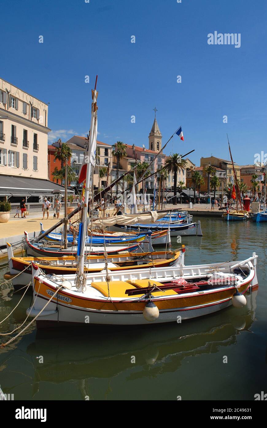 Bateaux de pêche traditionnels et colorés dans le port de Sanary-sur-Mer en France Banque D'Images