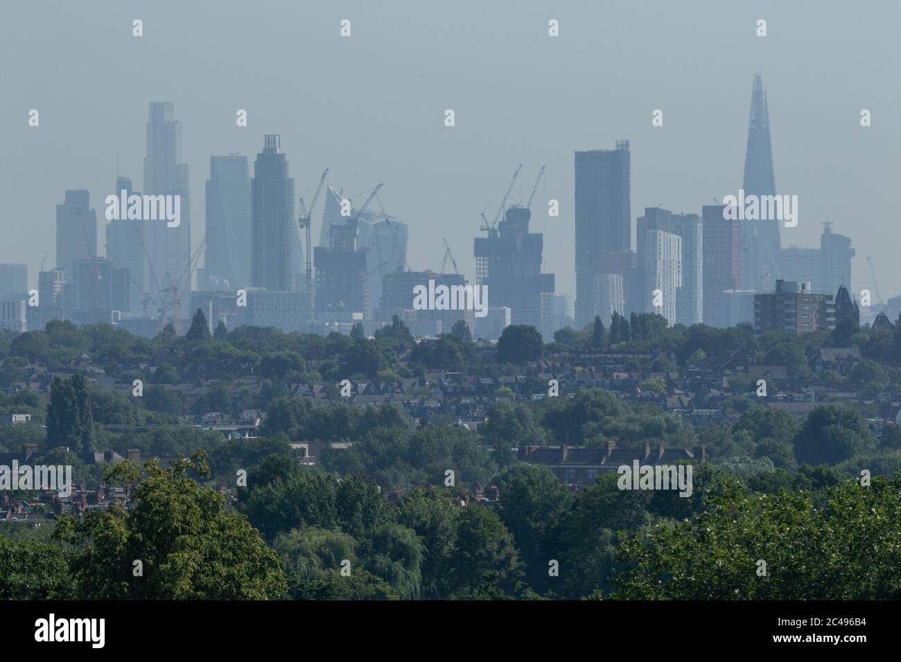 WIMBLEDON LONDRES, ROYAUME-UNI. 25 juin 2020. Vue de Londres depuis Wimbledon à travers une brume de chaleur sur un autre jour chancelant alors que la capitale connaît des températures supérieures à 34 °C/90 °F avec des niveaux de rayonnement UV ultraviolets plus élevés. Credit: amer ghazzal/Alamy Live News Banque D'Images