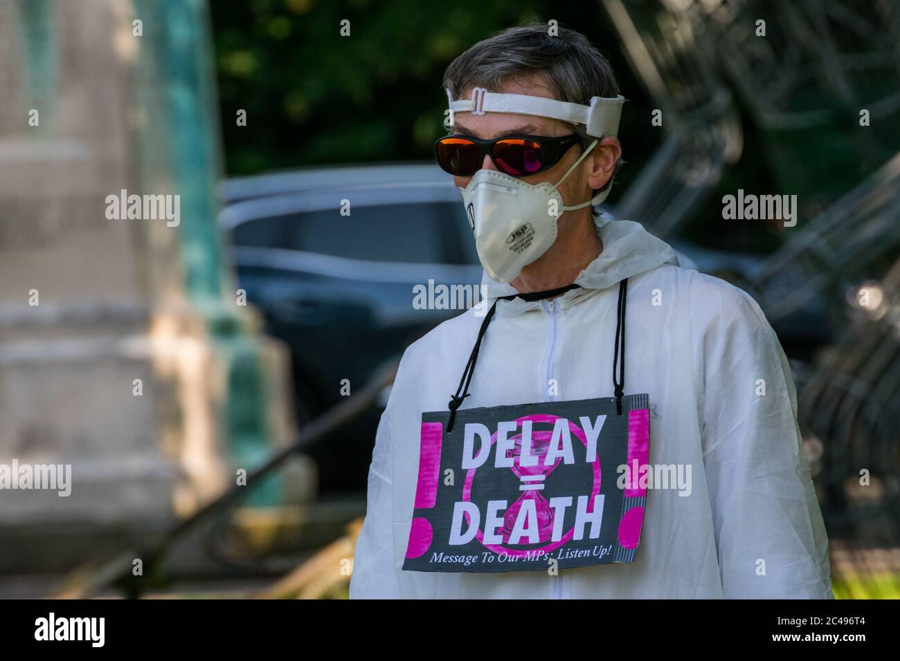 LEOMINSTER, ROYAUME-UNI - 25 JUIN 2020 : les manifestants pour le changement climatique se réunissent dans le cadre d'une journée de manifestations nationales, avec pour objectif l'avertissement « Delay = Death » à Leominster, Herefordshire, Royaume-Uni, le 25 juin 2020. Programmé pour coïncider avec la publication d'un rapport de la Commission parlementaire britannique sur le changement climatique, le cortège sombre composé de personnages costumés portant des costumes de sablier portait un modèle de terre bandé aux portes des députés locaux. Crédit : Jim Wood/Alay Live News Banque D'Images