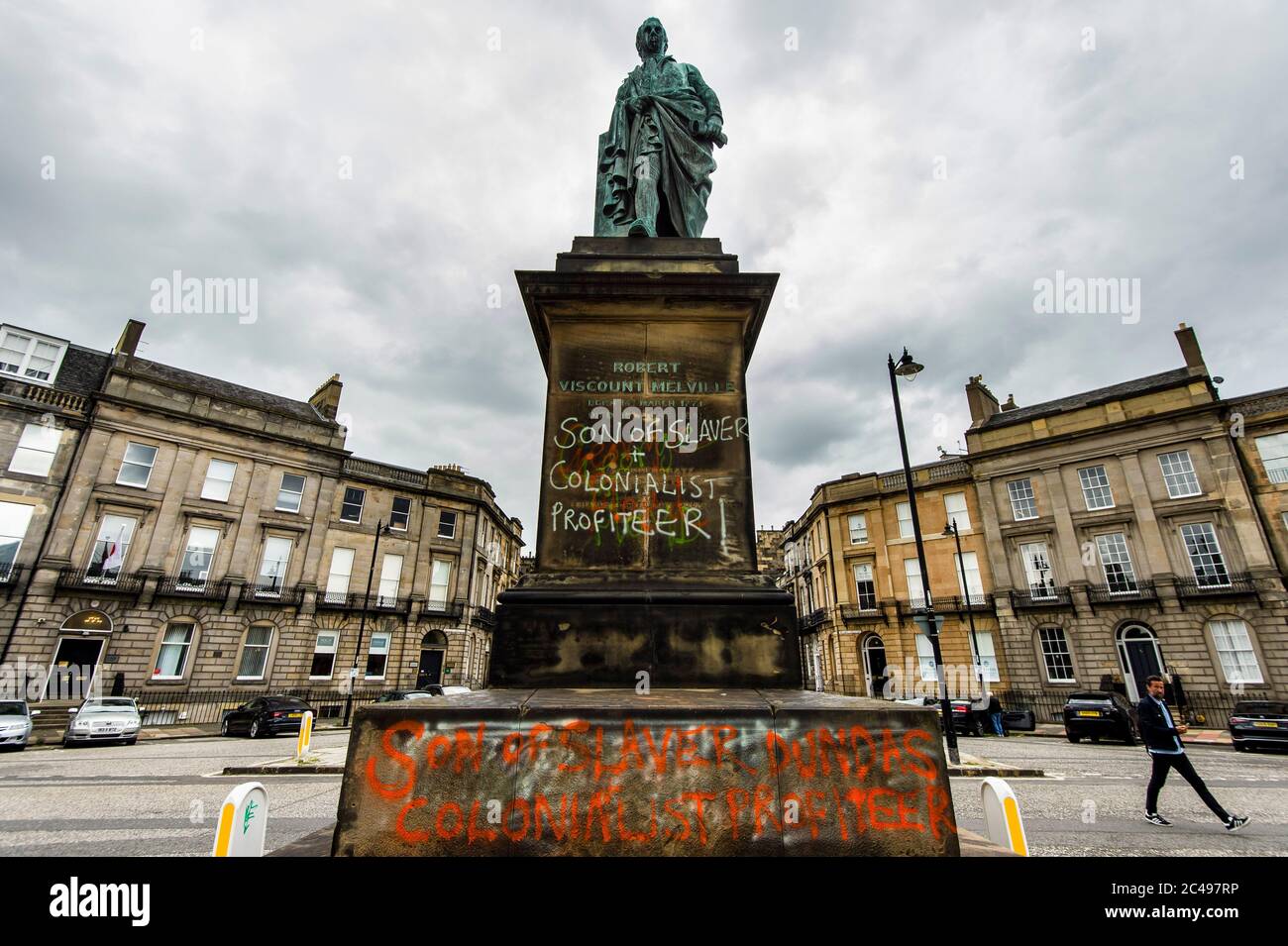 On aperçut Graffiti, sur la statue de Robert Viscount Melville, rue Melville à Édimbourg, où se déroule le débat sur le racisme, qui a déclaré « son de castor » et « son profitereur colonialiste ». L'Écosse est dans une 12e semaine de confinement en raison de l'épidémie de Covid-19. Crédit: Euan Cherry Banque D'Images