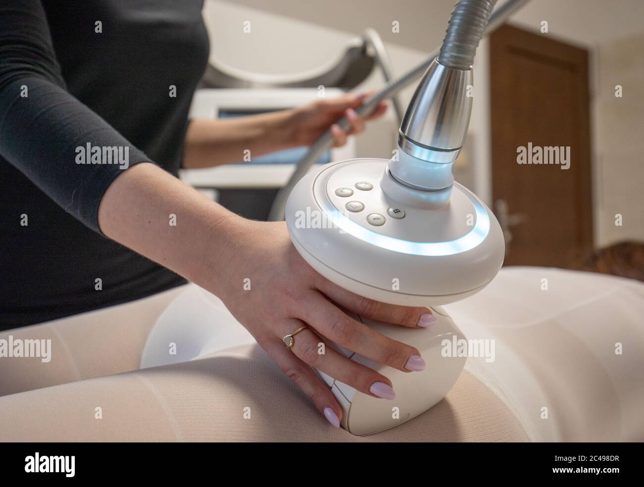 Femme en costume blanc recevant un massage anti cellulite avec appareil  GPL. Traitement par un thérapeute professionnel en clinique de cosmétologie  Photo Stock - Alamy