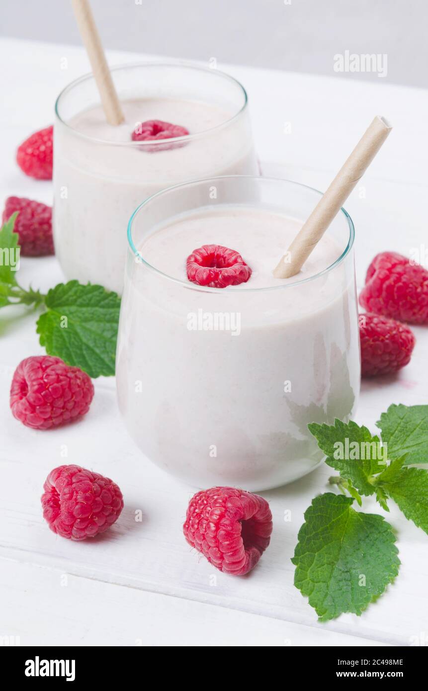 Deux verres de milkshake à la framboise sur fond de bois Banque D'Images